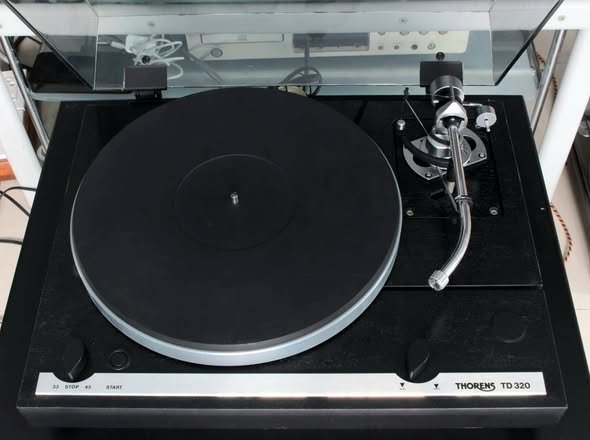ขายเครื่องเล่นแผ่นเสียง Thorens TD-320 สภาพใหม่เก็บพร้อมกล่อง สวยหายาก เสียงดีมาก Made in Germany