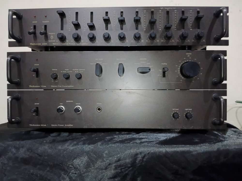 ขายทั้งชุด3เครื่อง ราคา 13,000 บาท Technics 70A preamplifier 60A power amplifier 10E equalizer